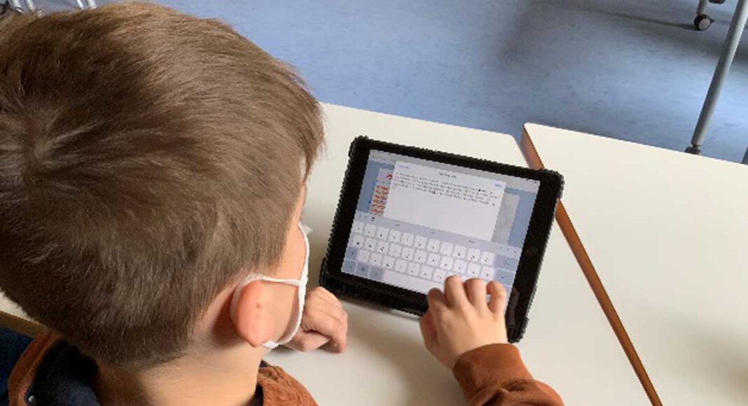 Beim Leseförderungsprojekt mit Tablets erfuhren die Kinder, dass sie in ihre E-Books neben Texten auch Fotos, gemalte Bilder, Audiodateien wie etwa Bienensummen etc. und sogar Videos einfügen können. Foto: Selma Brand