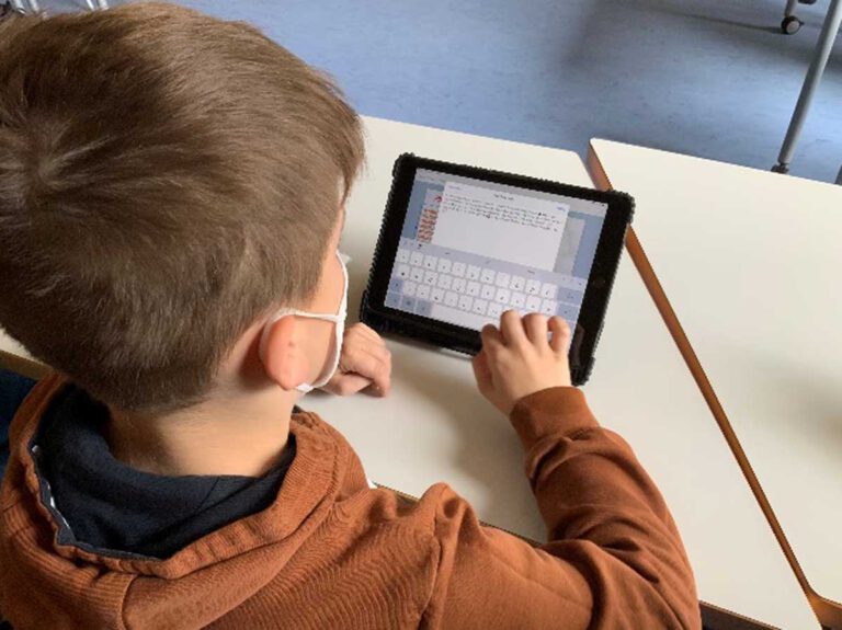 Beim Leseförderungsprojekt mit Tablets erfuhren die Kinder, dass sie in ihre E-Books neben Texten auch Fotos, gemalte Bilder, Audiodateien wie etwa Bienensummen etc. und sogar Videos einfügen können. Foto: Selma Brand