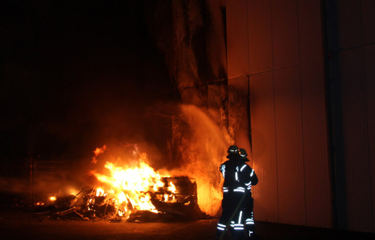 Der Geschädigte, dessen Wohnmobil an der Marina Rünthe in Brand gesetzt worden war, setzt nun eine Belohnung aus. Foto: Polizei Unna