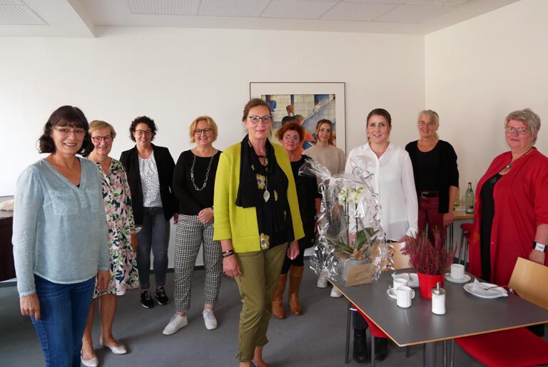 Hebamme Angelika Brümmer-Becker (2.v.l. vorne) gab ihre Erfahrung zur Babypflege über Jahrzehnte in FBS-Kursen und im Elterncafé weiter. Die Kolleginnen um FBS-Leiterin Monika Wesberg (l.) verabschiedeten sie in gemütlicher Runde. Foto: Gaby Brüggemann