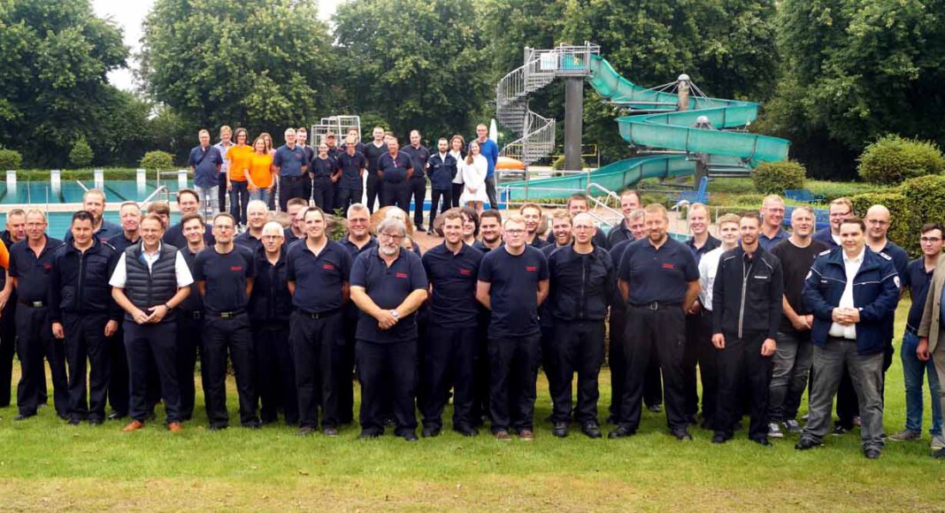 Bürgermeister Thomas Orlowski und der Förderverein Freibad Selm dankten Einsatzkräften der Feuerwehr und des Deutschen Roten Kreuzes sowie Mitarbeitern der Stadtwerke für ihren Einsatz in den Hochwassergebieten. Foto: Stadt Selm / M. Woesmann