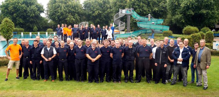 Bürgermeister Thomas Orlowski und der Förderverein Freibad Selm dankten Einsatzkräften der Feuerwehr und des Deutschen Roten Kreuzes sowie Mitarbeitern der Stadtwerke für ihren Einsatz in den Hochwassergebieten. Foto: Stadt Selm / M. Woesmann