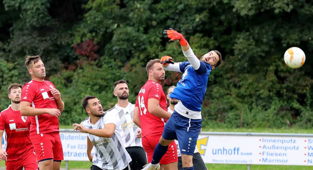 Ein Bild mit Symbolcharakter: Auch dieser Ball von außen fand den Weg nicht ins Herringer Tor. Foto: Volkmer