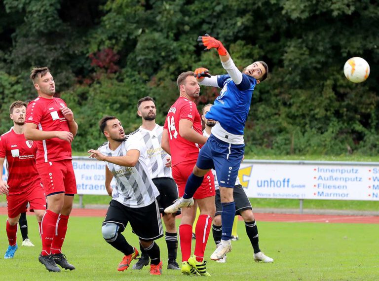 Ein Bild mit Symbolcharakter: Auch dieser Ball von außen fand den Weg nicht ins Herringer Tor. Foto: Volkmer