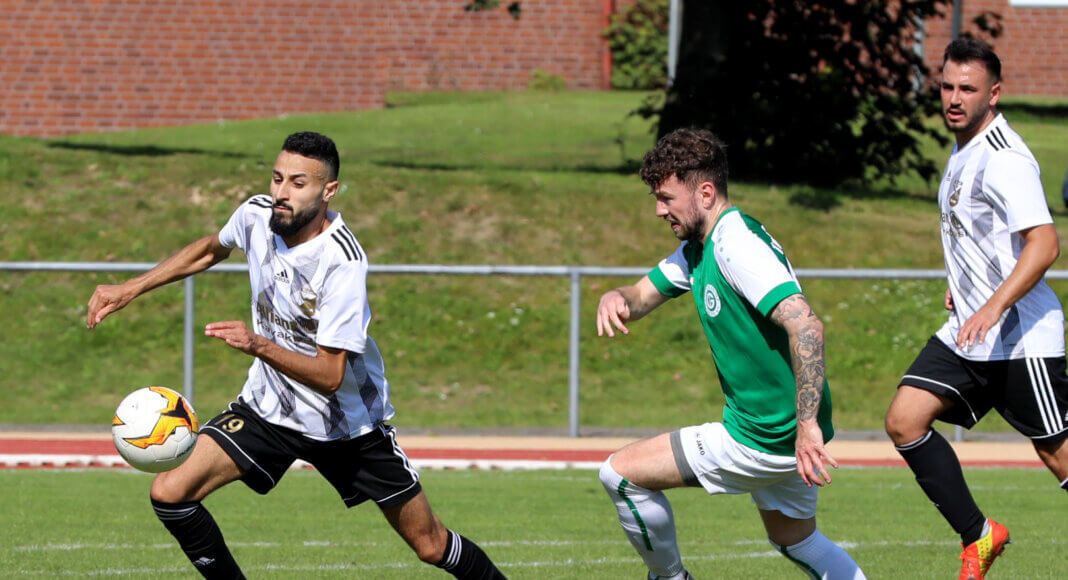 Ibrahim Saadouni (links) setzte sich mit der Eintracht 4:1 gegen Lohauserholz durch. Foto: Volkmer