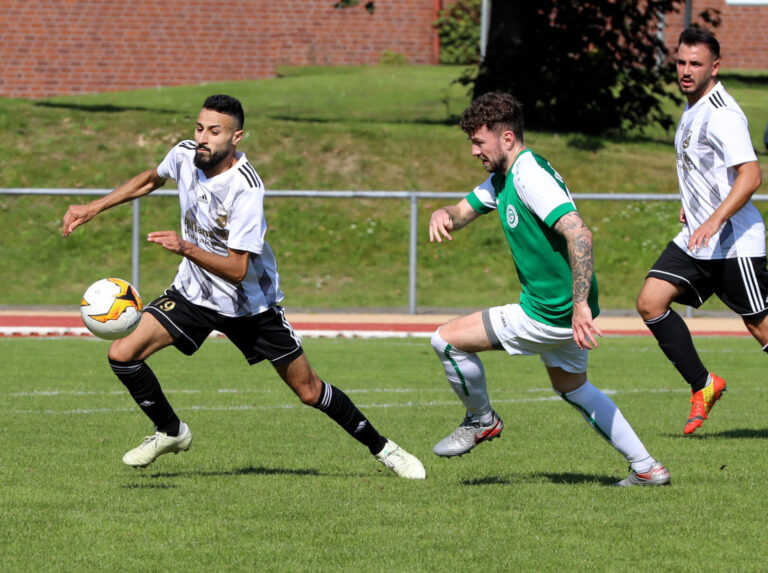 Ibrahim Saadouni (links) setzte sich mit der Eintracht 4:1 gegen Lohauserholz durch. Foto: Volkmer