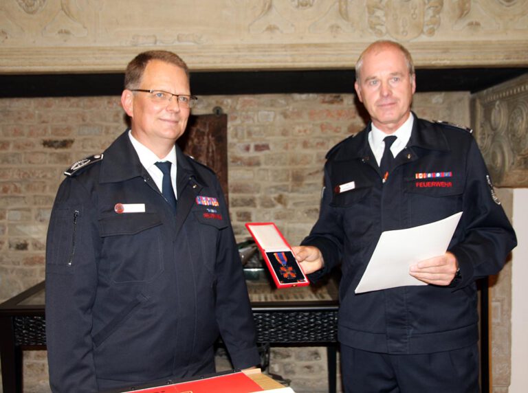 Wernes Feuerwehr-Chef Thomas Temmann zeichnete seinen Stellvertreter Jörg Mehringskötter (rechts) aus. Foto: Wagner