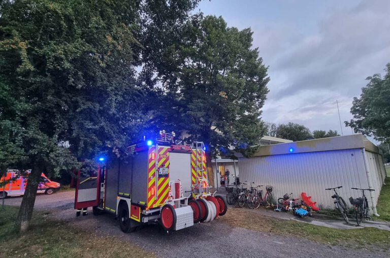 Eine verletzte Person rettete die Freiwillige Feuerwehr aus einem verrauchten Wohncontainer an der Kardinal-von-Galen-Straße. Foto: Feuerwehr Werne