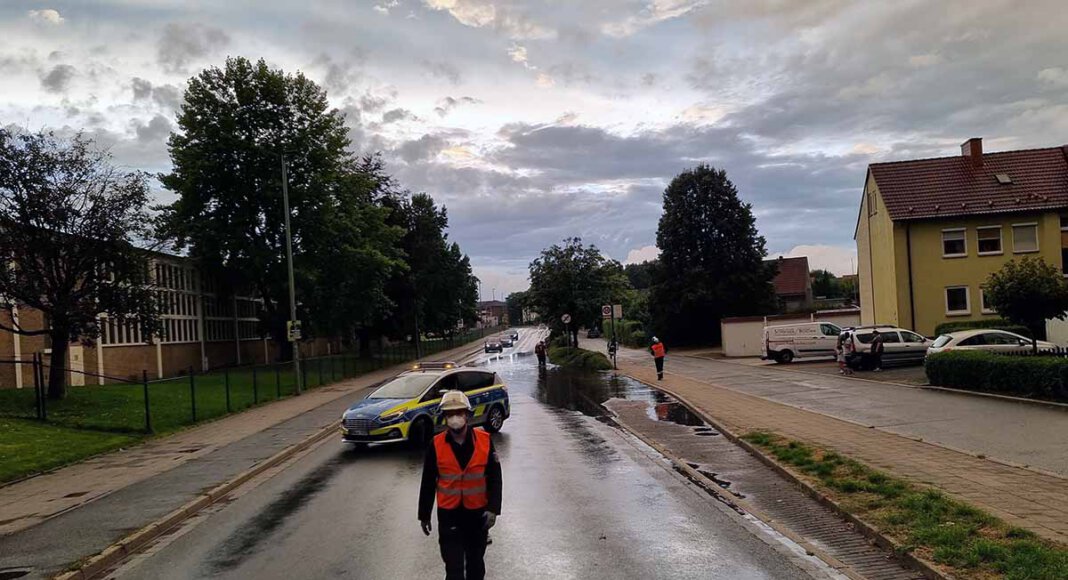 Die Stockumer Straße stand unter Wasser. Die Feuerwehr war am Freitagabend im Einsatz. Foto: Feuerwehr Werne