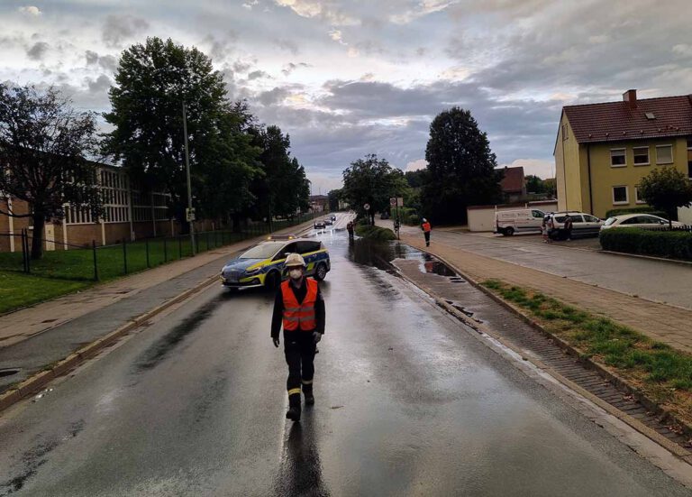 Die Stockumer Straße stand unter Wasser. Die Feuerwehr war am Freitagabend im Einsatz. Foto: Feuerwehr Werne
