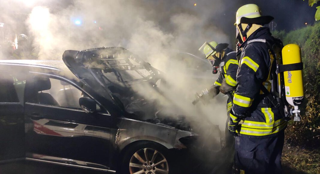 Der Vorderbereich eines Pkw stand an der Mühlenstraße in Stockum in Flammen. Der Löschzug 3 der Freiwilligen Feuerwehr Werne eilte am Dienstagabend zur Hilfe. Foto: Feuerwehr Werne