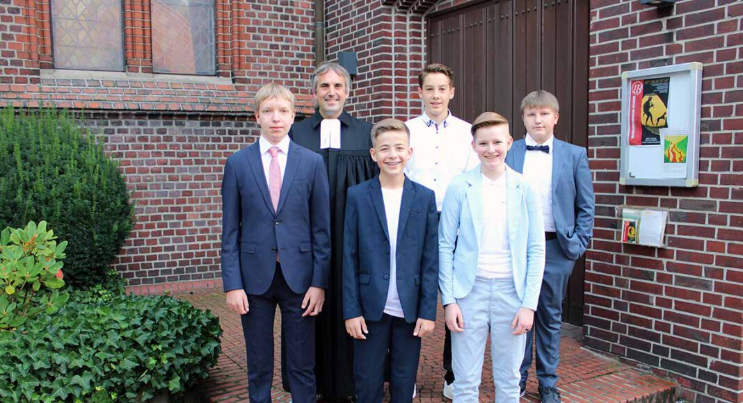 Die ersten Konfirmationsfeiern haben in der evangelischen Kirchengemeinde stattgefunden. Auf dem Bild sind (hinten von links) Pfarrer Alexander Meese, Hanno Jährling, Dean Böhle, (vorne von links) Tim Tschorn, Moritz Prüsse, Fee Schmölzing. Foto: Ev. Kirchengemeinde