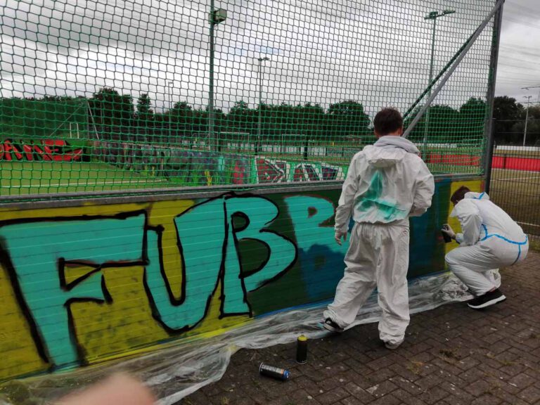 Die Jugendlichen besprühten die Banden am Borker Kleinspielfeld. Foto: Stadt Selm / M. Woesmann