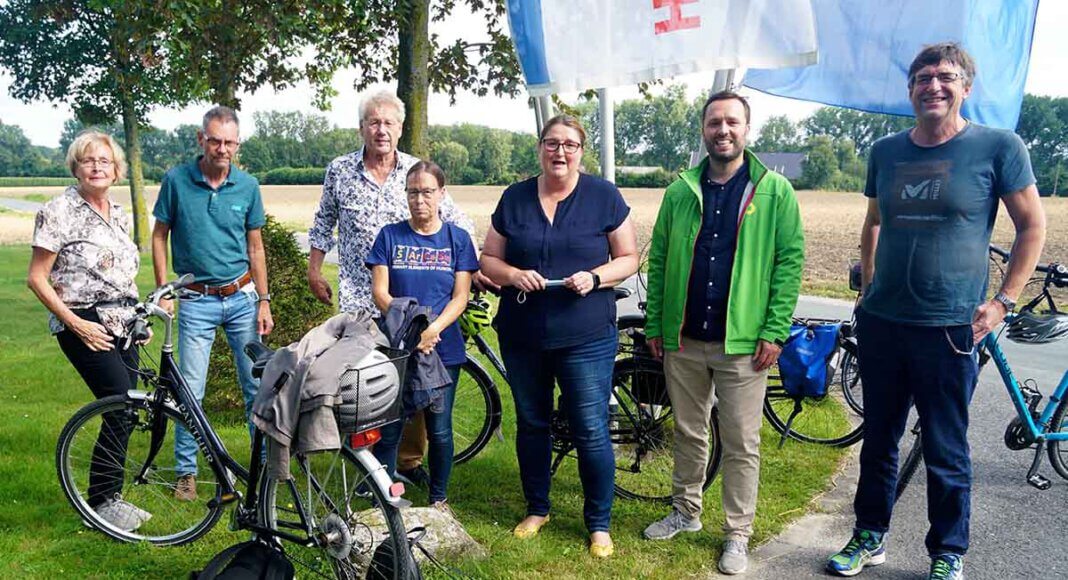 Ortstermin für die Werner Grünen und ihrem Bundestagskandidaten (von links): Hiltrud Mannig, Dr. Eberhard Stroben, Klaus Schlüter, Anke Werner (alle Grüne Werne), Andrea Plaß (Bürgerinitiative), Martin Kesztyüs (Kandidat der Grünen zur Bundestagswahl) und Andreas Drohmann (Grüne Werne). Foto: Rainer Hotz