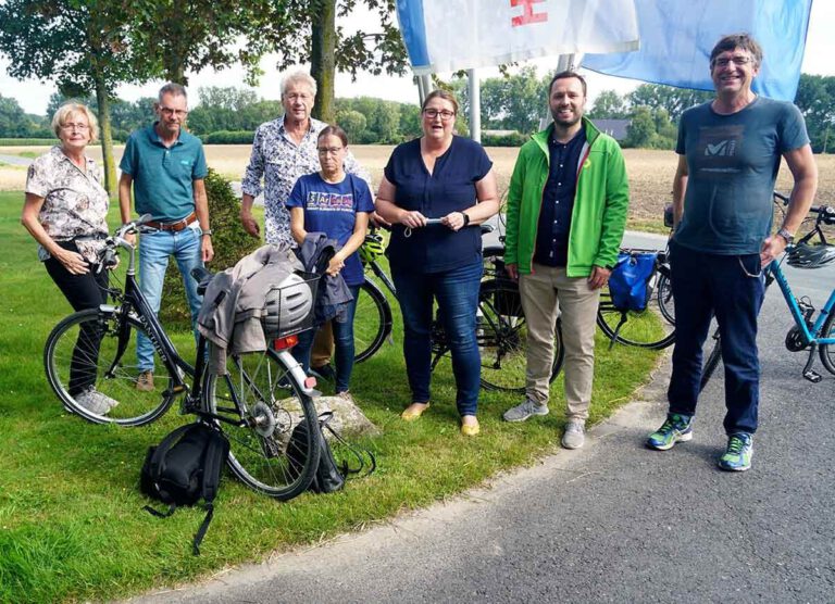 Ortstermin für die Werner Grünen und ihrem Bundestagskandidaten (von links): Hiltrud Mannig, Dr. Eberhard Stroben, Klaus Schlüter, Anke Werner (alle Grüne Werne), Andrea Plaß (Bürgerinitiative), Martin Kesztyüs (Kandidat der Grünen zur Bundestagswahl) und Andreas Drohmann (Grüne Werne). Foto: Rainer Hotz