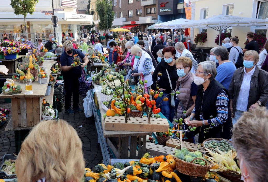 Reichliches Angebot, gut besuchte Stände und bestes Wetter - beim Bauern- und Handwerkermarkt stimmte am Samstag alles. Foto: Volkmer