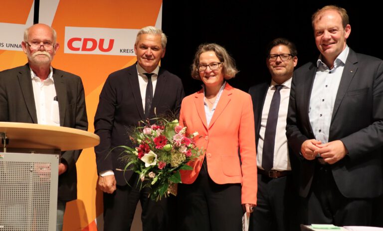 Von links nach rechts sind zu sehen: Wilhelm Kemna, Vorsitzender der CDU Kamen, Bundestagskandidat Hubert Hüppe, die stellvertretende Kreisvorsitzende und Ministerin Ina Scharrenbach, Kreisvorsitzender Marco Morten Pufke sowie der Kreisvorsitzende der CDU Hamm und Bundestagskandidat Arnd Hilwig. Foto: Nele Buckemüller
