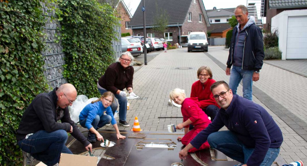 Gemeinsam werden in dieser Woche Pikogramme auf die Fahrbahn der Dr. Hövener Straße von der Initiative Lebendige Spielstraße gezeichnet. Foto: Isabel Schütte