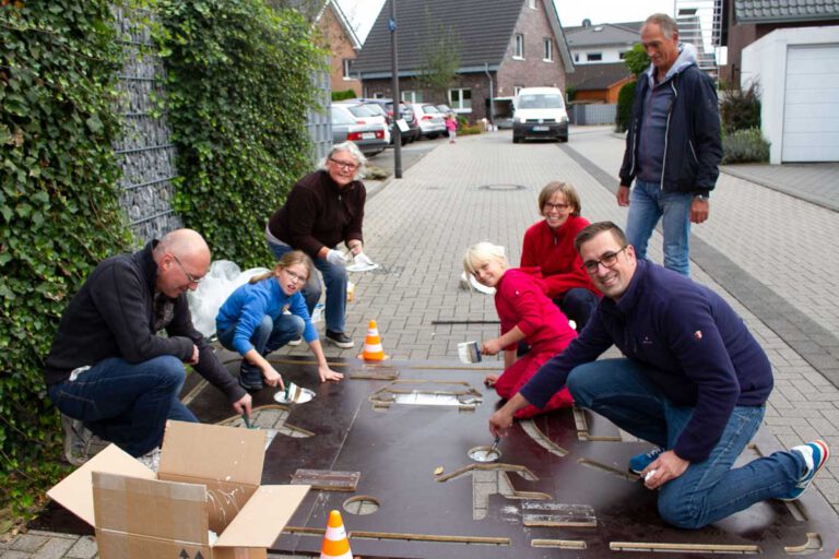 Gemeinsam werden in dieser Woche Pikogramme auf die Fahrbahn der Dr. Hövener Straße von der Initiative Lebendige Spielstraße gezeichnet. Foto: Isabel Schütte