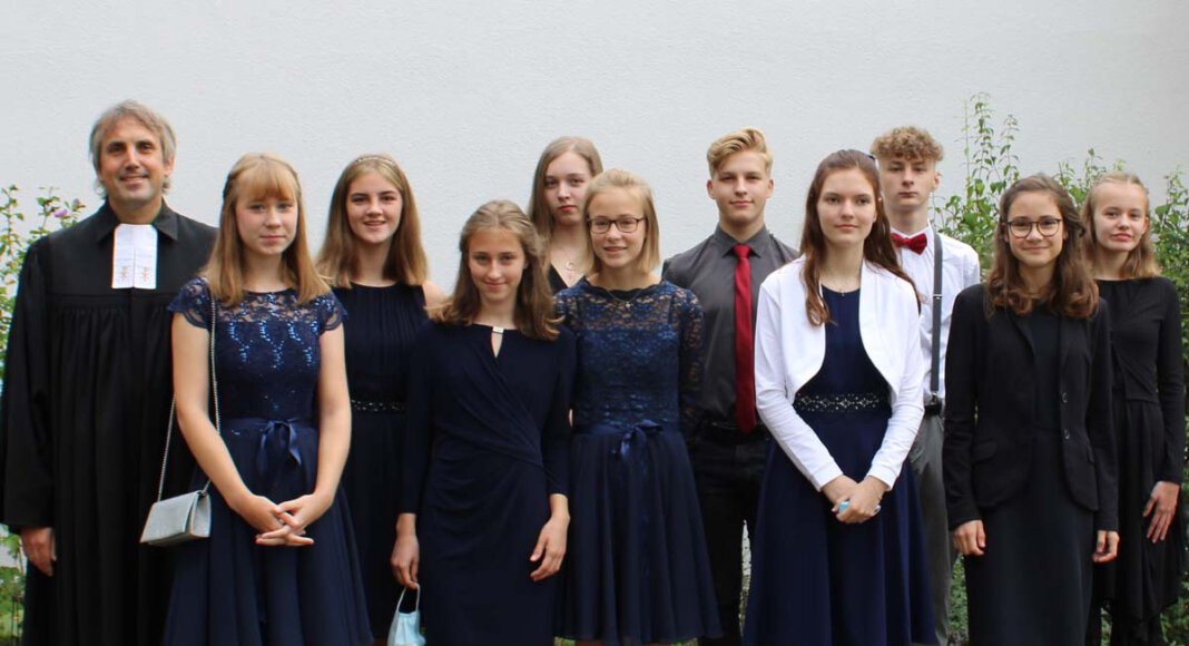 Konfirmationsfeier am Sonntag mit (von links): Pfarrer Alexander Meese, Linda Neuhaus, Sophia Ehrhardt, Hannah Rößing, Alexa Abdinghoff, Lucie Markewitz, Ben Messerschmidt, Anna-Lena Kemmler, Steven Strehl, Luisa Bauer und Emily Jabss. Foto: Ev. Kirchengemeinde