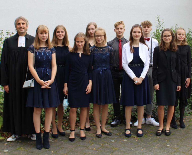 Konfirmationsfeier am Sonntag mit (von links): Pfarrer Alexander Meese, Linda Neuhaus, Sophia Ehrhardt, Hannah Rößing, Alexa Abdinghoff, Lucie Markewitz, Ben Messerschmidt, Anna-Lena Kemmler, Steven Strehl, Luisa Bauer und Emily Jabss. Foto: Ev. Kirchengemeinde