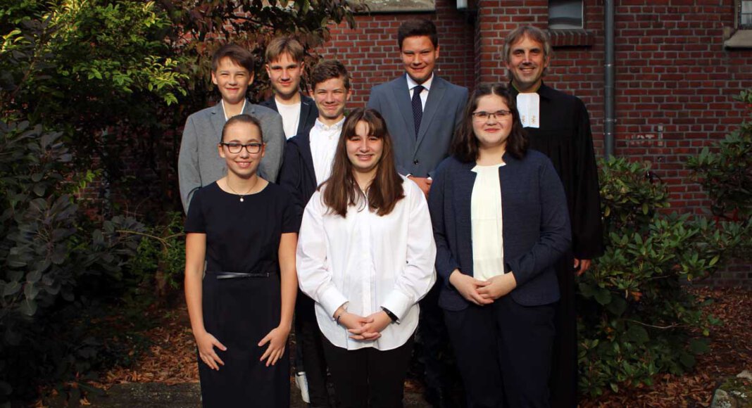 Die letzte Feier zur Konfirmation mit (hinten von links): Max Münchmeier, Denis Friz, Paul Niemietz, Johannes Schlierkamp, Pfarrer Alexander Meese sowie (vorne von links) Alissa Schubinski, Lara Scheer und Laura Funhoff. Foto: Ev. Kirchengemeinde