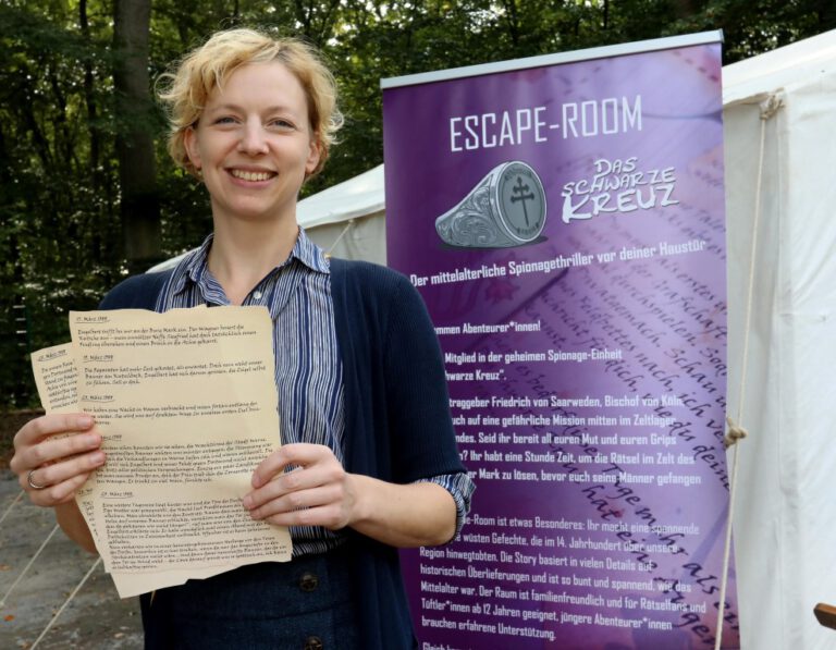 Museumsleiterin Dr. Constanze Döhrer freut sich darüber, dass schon bald wieder Teilnehmer im mobilen Escape-Room „Das Schwarze Kreuz“ eine Reise ins Mittelalter antreten können. Foto: Volkmer