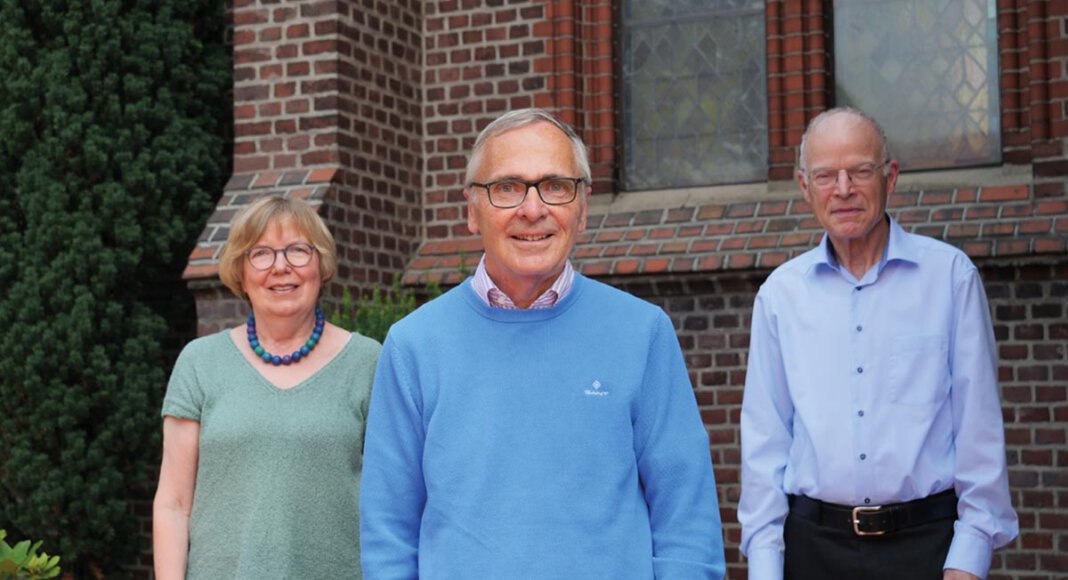 Freuen sich auf das Jubiläumskonzert: Marie Voss, Rainer Kamp und Jürgen Ruppert (rechts) vom Motettenkreis. Foto: Anke Barbara Schwarze