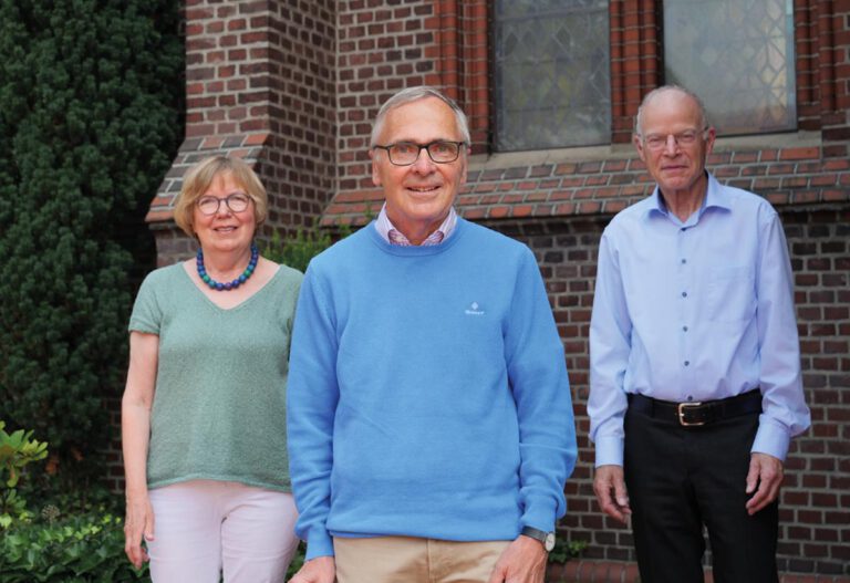 Freuen sich auf das Jubiläumskonzert: Marie Voss, Rainer Kamp und Jürgen Ruppert (rechts) vom Motettenkreis. Foto: Anke Barbara Schwarze