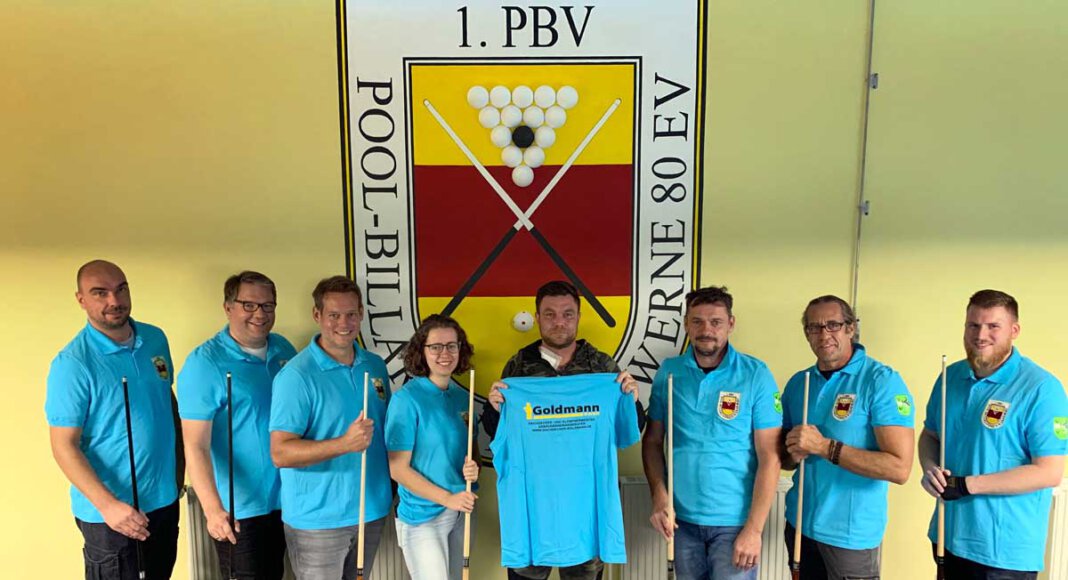 Freuen sich über die neuen Trikots: (v.l.) Stephan Smers, Michael Döpker, Tim Pelka, Bianca Kuhs, Benny Scholz, Niklas Kohn, Christian Väth und Mike Otto. Foto: PBV