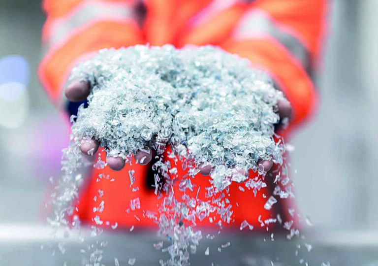 In dem Werner Unternehmen RCS Plastics werden PET-Getränkeflaschen von Fremdstoffen getrennt, nach Farben sortiert und zu sogenannten Flakes aufbereitet. Foto: Photographie Susanne Kästner