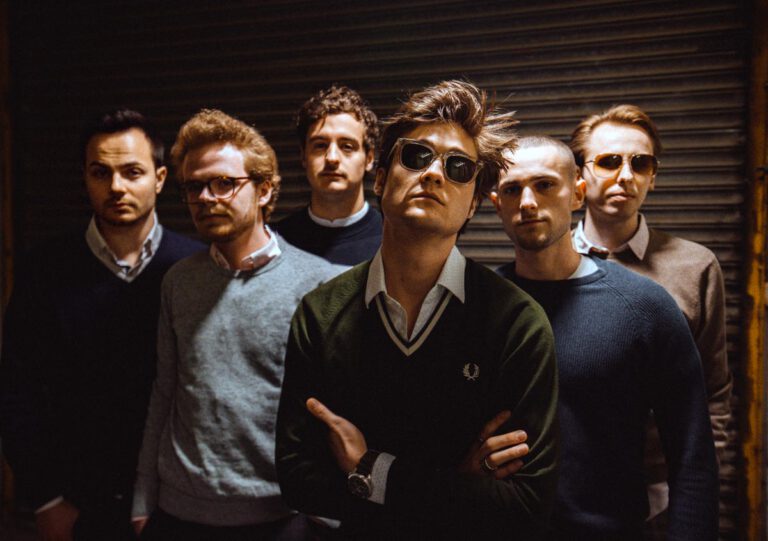 Sowohl der Stil, als auch der Sound von The Buggs orientiert sich an der britischen Musikkultur des 20. Jahrhunderts. Foto: Band