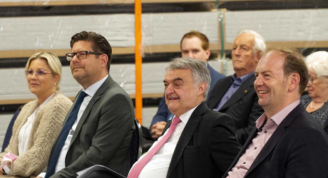 NRW-Innenminister Herbert Reul (2. von rechts) war auf Einladung vom CDU-Bundestagskandidaten Arnd Hilwig (rechts) in Werne zu Gast. Links: Marco Morten Pufke, Kreischef der Christdemokraten. Foto: Isabel Schütte