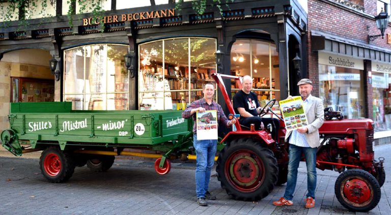 Ein historisches Landmaschinen-Gespann, bestehend aus einem Traktor „McCormick DLD 2“, Baujahr 1954“ und einem restaurierten Düngestreuer aus demselben Jahr. Anlaß dieser kleinen „Oldie-Demo“ war die Neuerscheinung des Jahreskalenders „Schlepper 2022“. Foto: Privat