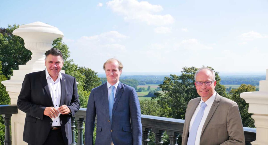 Landrat Mario Löhr (von links), Sebastian Graf von Kanitz und LWL-Direktor Matthias Löb auf dem Balkon von Schloss Cappenberg. Foto: Gaby Brüggemann