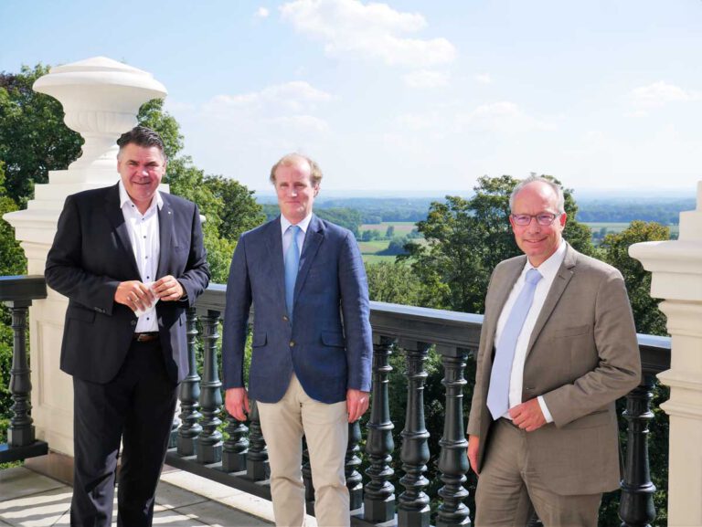 Landrat Mario Löhr (von links), Sebastian Graf von Kanitz und LWL-Direktor Matthias Löb auf dem Balkon von Schloss Cappenberg. Foto: Gaby Brüggemann