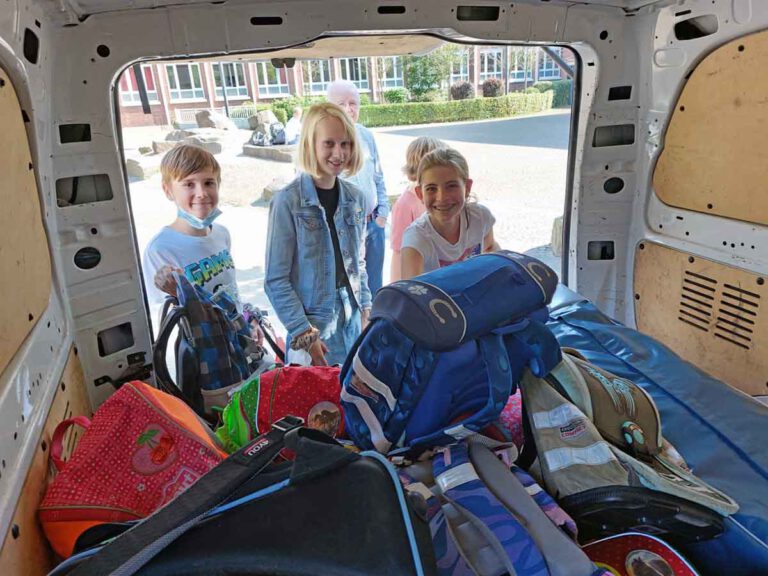 Die Mädchen und Jungen halfen auch beim Beladen des Transporters mit. Rund 50 Tornister machen sich im Oktober auf die Reise nach Bosnien. Foto: Wagner