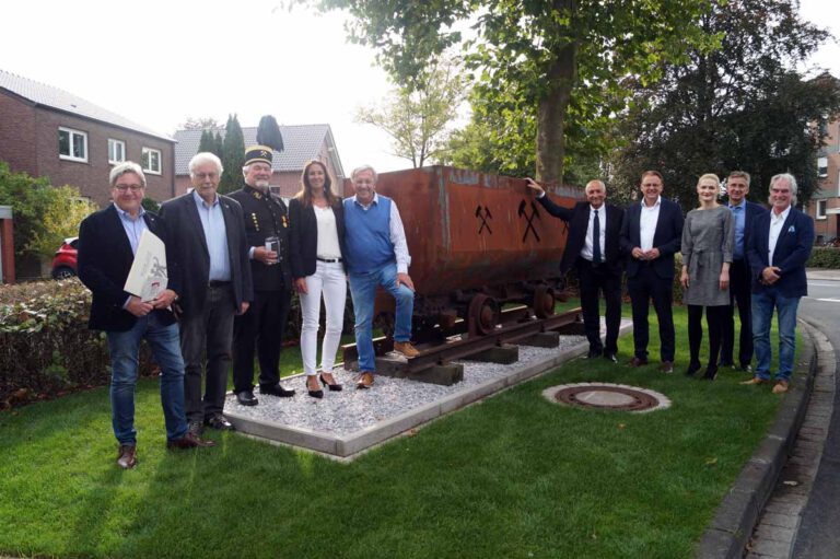 Die ehemalige Lore hat nun ihren neuen Aufstellungsort vor der ehemaligen Zeche Hermann gefunden. Bürgermeister Thomas Orlowski (4.v.r.) dankte dem RAG-Vorstandsvorsitzenden Peter Schrimpf (5.v.r.) sowie Vertretern des WiKult, der Firma Interhydraulik sowie der Stadtwerke für die gute Zusammenarbeit. Foto: Stadt Selm / M. Woesmann