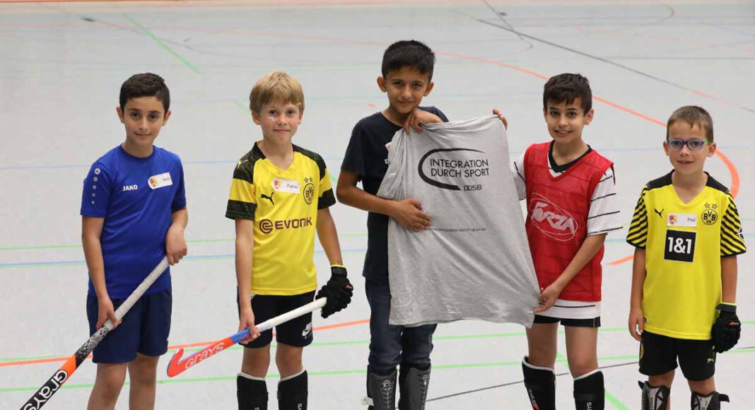 Jwan (von links), Fabio, Zhayon, Gewan und Phil zeige es: Ohne das Programm „Integration durch Sport“ (IdS) hätte das Hockey-Camp nicht stattfinden können. Foto: Volkmer