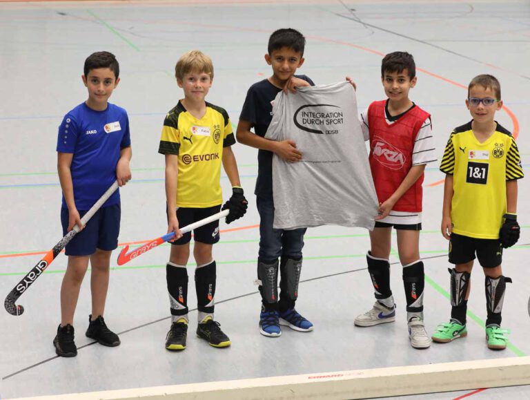 Jwan (von links), Fabio, Zhayon, Gewan und Phil zeige es: Ohne das Programm „Integration durch Sport“ (IdS) hätte das Hockey-Camp nicht stattfinden können. Foto: Volkmer