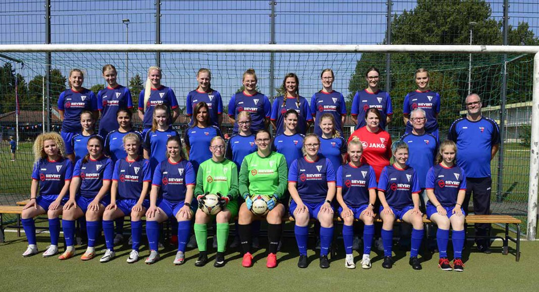 Aktiv wurden die WSC-Fußballerinnen nur beim offiziellen Mannschaftsfoto. Die Heimpartie fiel aus, weil der Gast kein Team zustande bekam. Foto: Stengl