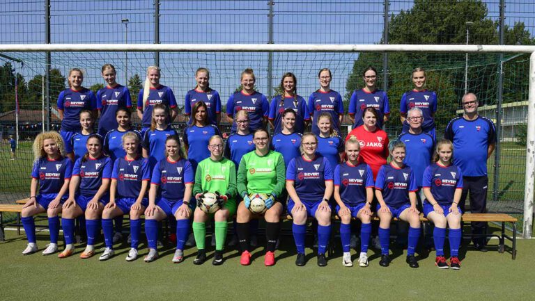 Aktiv wurden die WSC-Fußballerinnen nur beim offiziellen Mannschaftsfoto. Die Heimpartie fiel aus, weil der Gast kein Team zustande bekam. Foto: Stengl