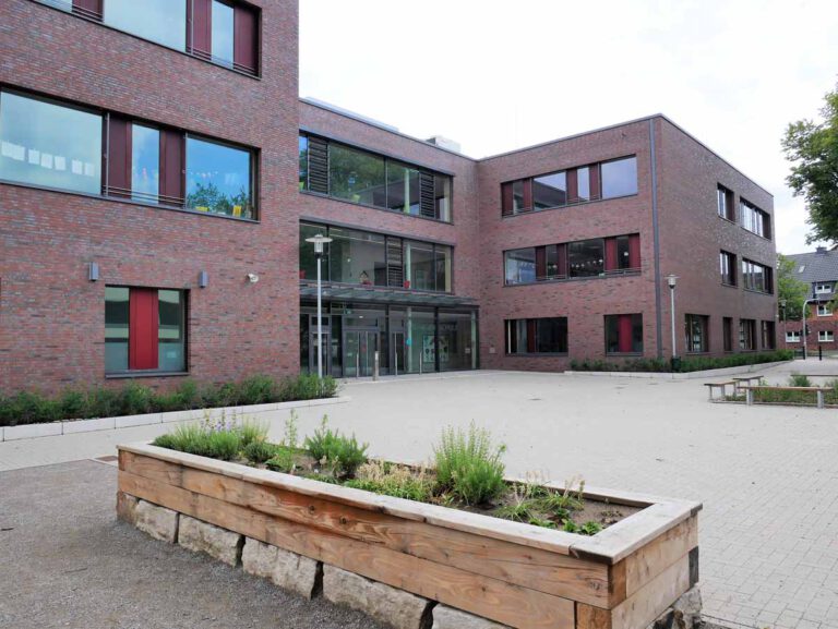 Für die Wiehagenschule an der Stockumer Straße erwarten die Planer in Zukunft einen großen Zustrom an Schüler/innen. Ein Grund sind die geplanten Neubaugebiete in unmittelbarer Nähe. Foto: Gaby Brüggemann