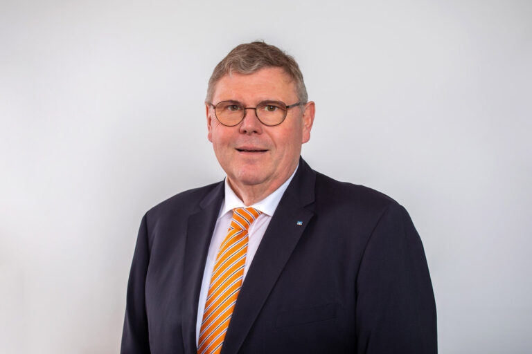 Nach 43 Jahren bei der Volksbank Kamen-Werne verabschiedete sich Vorstand Ralf Schotte zum 15. September 2021 in den Ruhestand. Foto: Jan Heinze