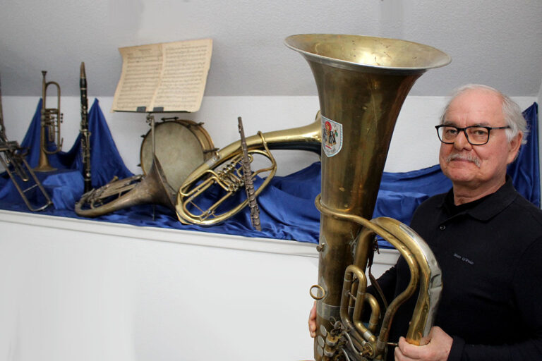 Hubert Schwartländer bewahrt alle Instrumente aus seiner Familie auf. In der Hand hält er seine zweite Tuba, die ihm über zwei Jahrzehnte die Treue gehalten hat. Foto: Isabel Schütte