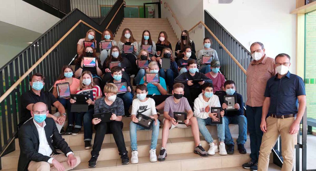 An der Marga-Spiegel-Schule freut sich die Klasse 8a von Juliane Vaupel (nicht auf dem Bild) stellvertretend über 43 neue iPads. Die Sparkassenstiftung mit Martin Abdinghoff (vorne links) hatte dem Förderverein der Sekundarschule um Rainer Wördemann (2. von rechts) die Geräte gespendet. Mit auf dem Foto: Dezernent Dirk Mahltig (rechts) und Schulleiter Hubertus Steiner. Foto: Wagner