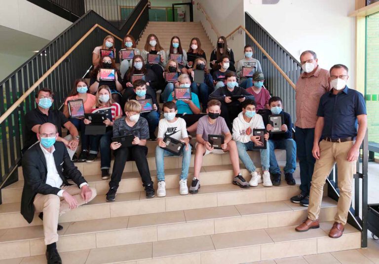 An der Marga-Spiegel-Schule freut sich die Klasse 8a von Juliane Vaupel (nicht auf dem Bild) stellvertretend über 43 neue iPads. Die Sparkassenstiftung mit Martin Abdinghoff (vorne links) hatte dem Förderverein der Sekundarschule um Rainer Wördemann (2. von rechts) die Geräte gespendet. Mit auf dem Foto: Dezernent Dirk Mahltig (rechts) und Schulleiter Hubertus Steiner. Foto: Wagner