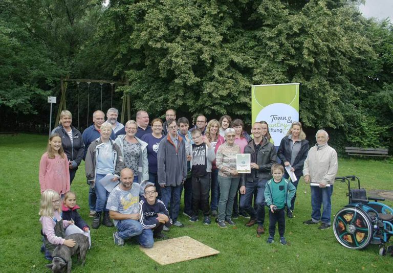 Sven Hoppe überreichte für die Town & Country Stiftung die Spendensumme während der Feierlichkeiten zum 40. Geburtstag des Vereins für Reittherapie. Foto: Hoppe