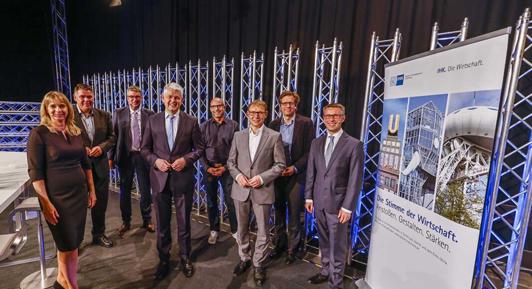 IHK-Wirtschaftsgespräch in Werne am 10. November 2021 (v. l.): Adelheid Hauschopp-Francke, Mario Löhr, Wulf-Christian Ehrich, Christoph Dammermann, Jörn Busch, Lothar Christ, Jan Höttcke und Patrick Voss. Foto: IHK zu Dortmund/Stephan Schütze