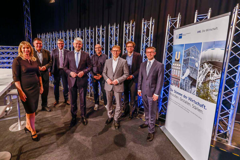 IHK-Wirtschaftsgespräch in Werne am 10. November 2021 (v. l.): Adelheid Hauschopp-Francke, Mario Löhr, Wulf-Christian Ehrich, Christoph Dammermann, Jörn Busch, Lothar Christ, Jan Höttcke und Patrick Voss. Foto: IHK zu Dortmund/Stephan Schütze